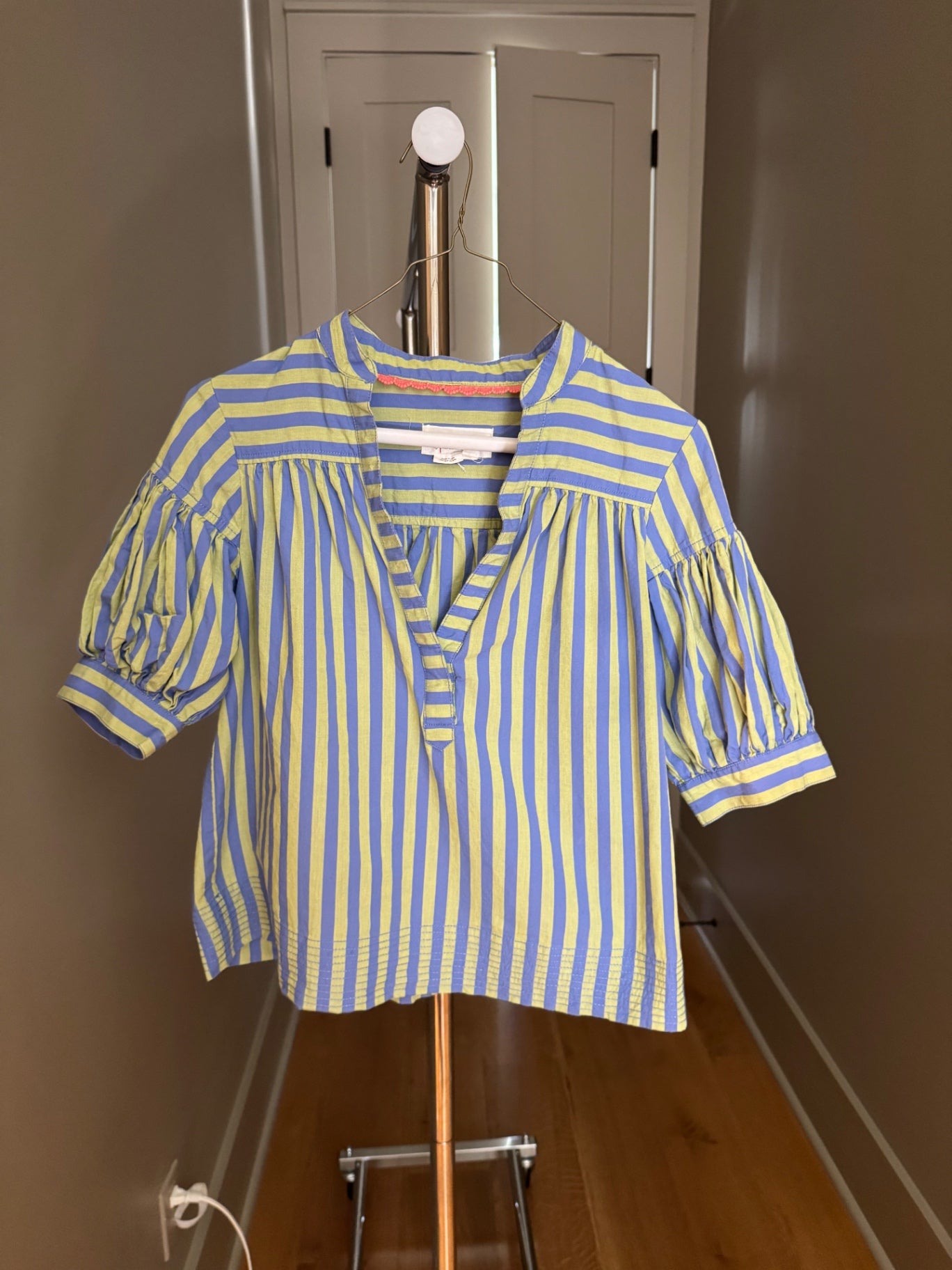 Lindsey Black Shirt X small Yellow and blue