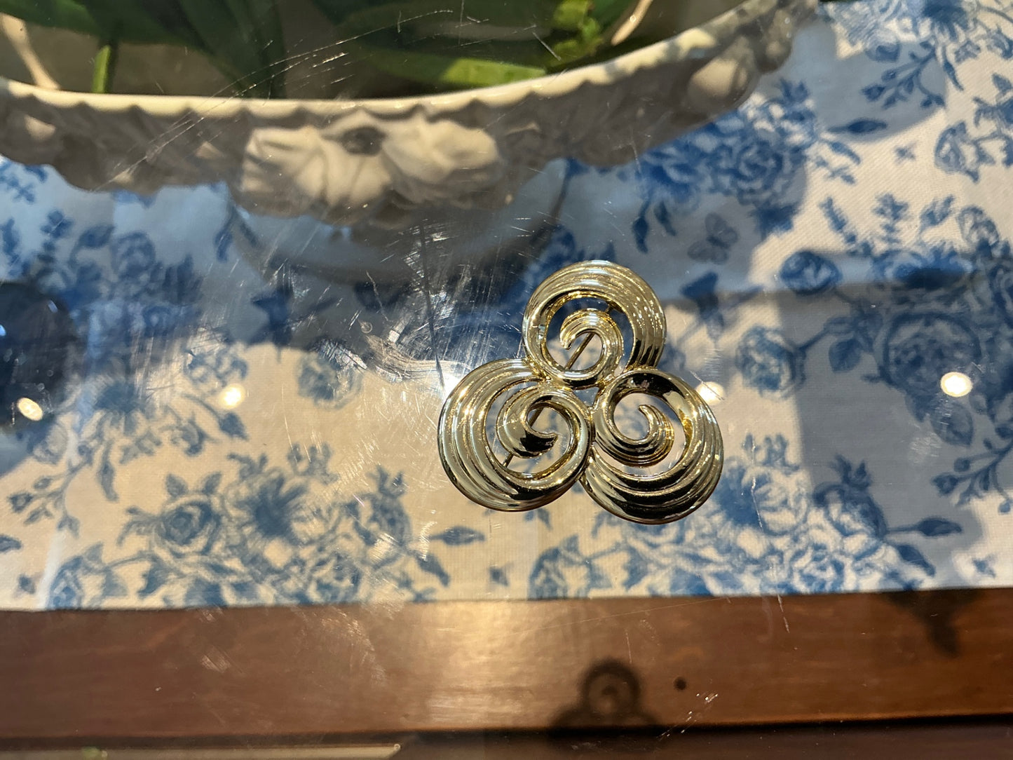 Swirl brooch