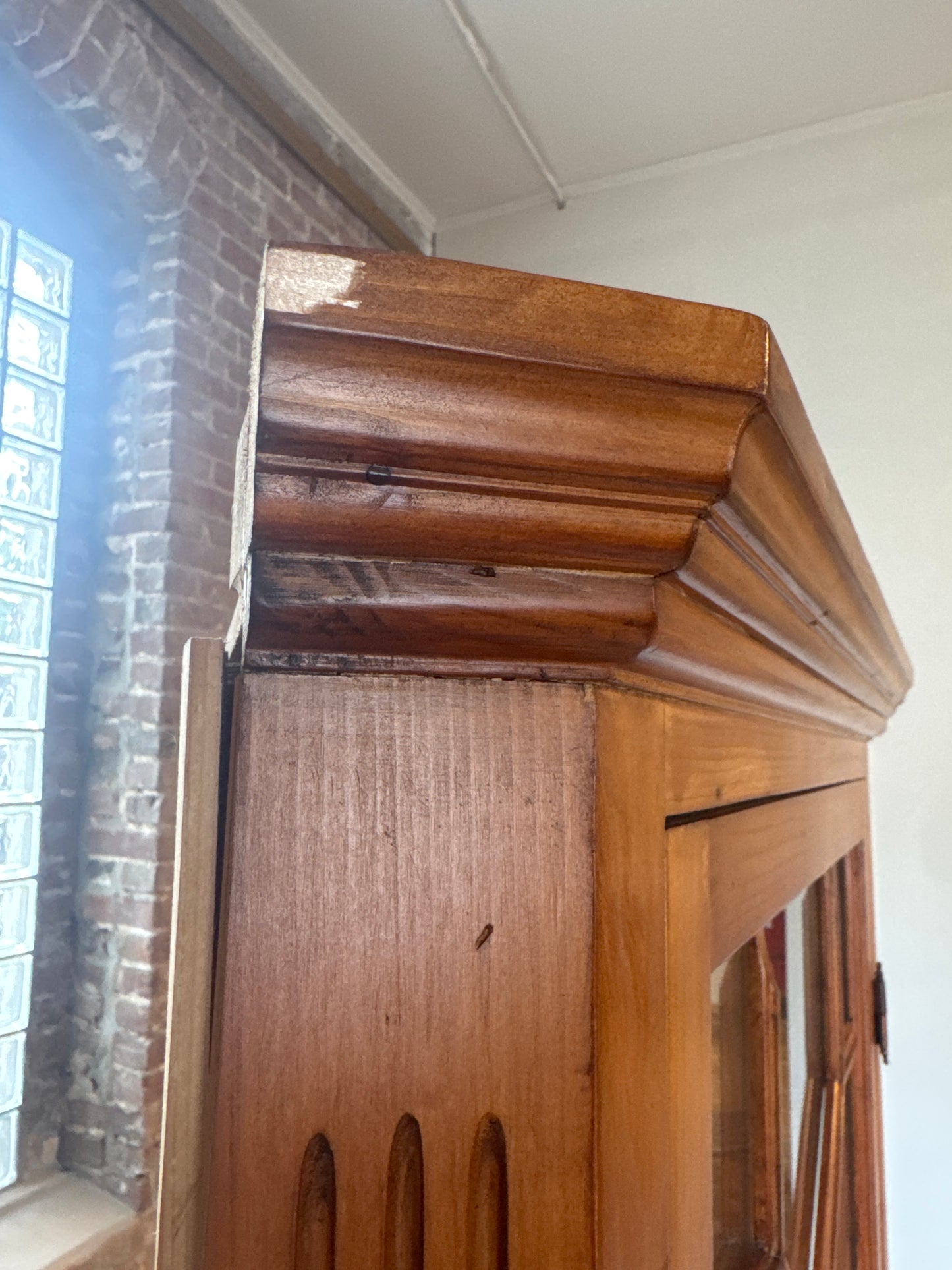 Corner cabinet