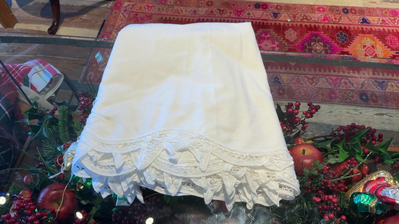White Lace Detailed Round Tablecloth