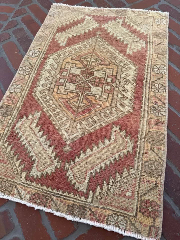 Vintage Rug, 2'8" x 1'8"