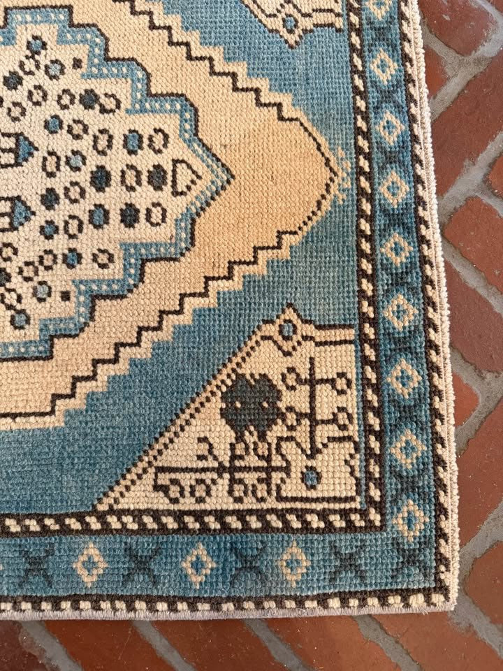 Vintage Square Rug, 2'4" x 2'4"