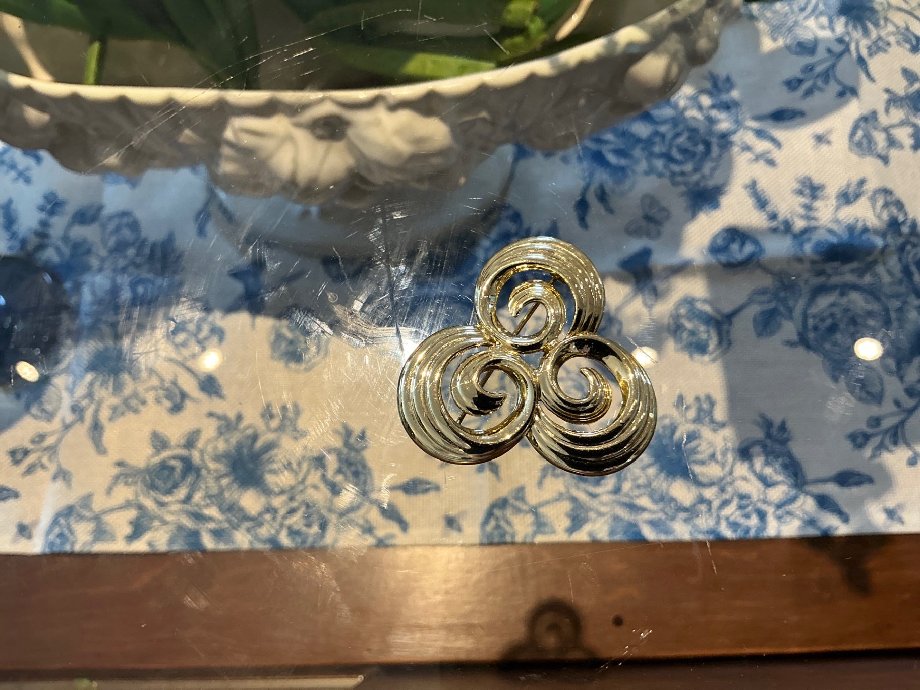 Swirl brooch