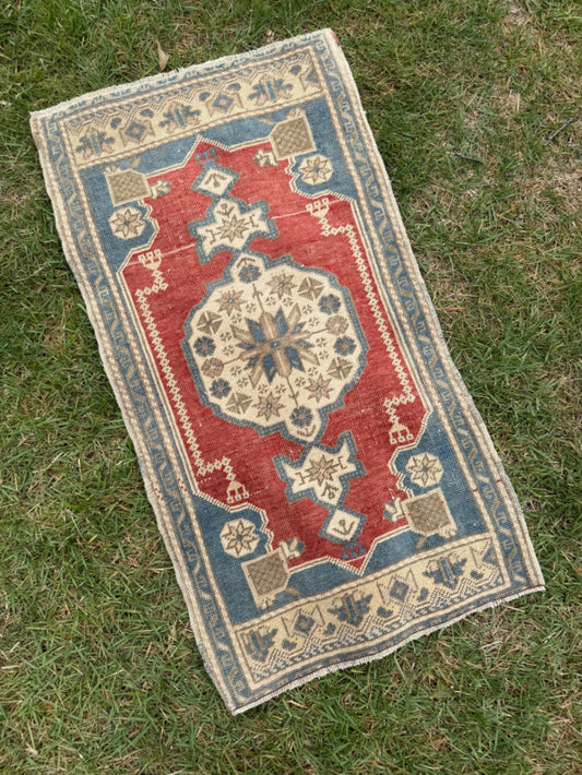 Vintage mini rug, 3'4" x 1'10"