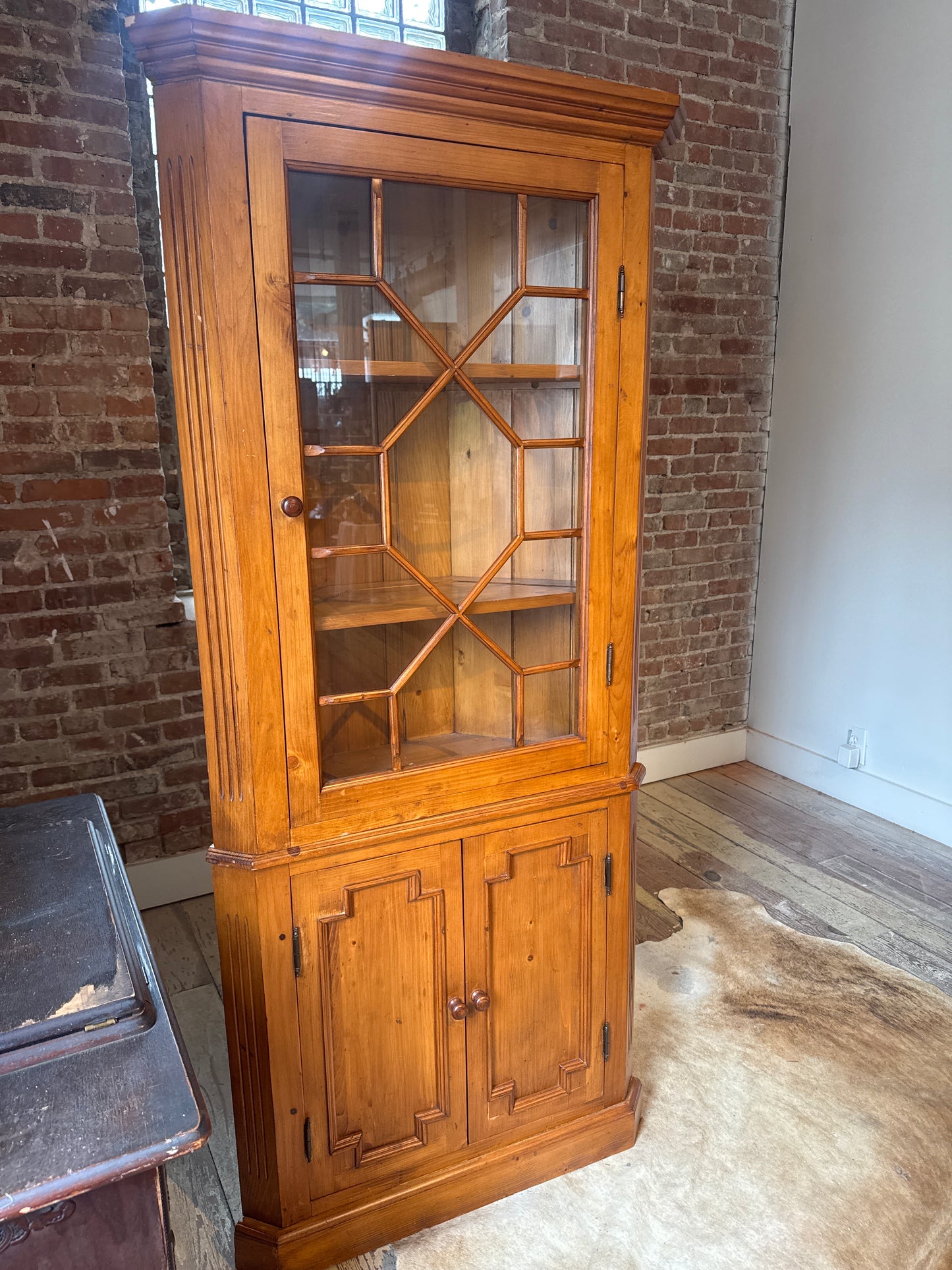 Corner cabinet