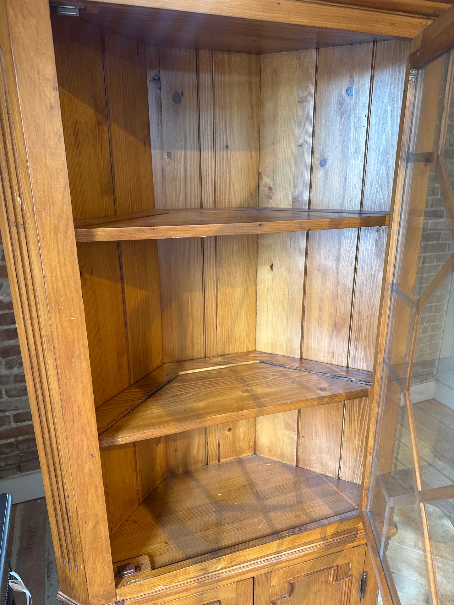 Corner cabinet