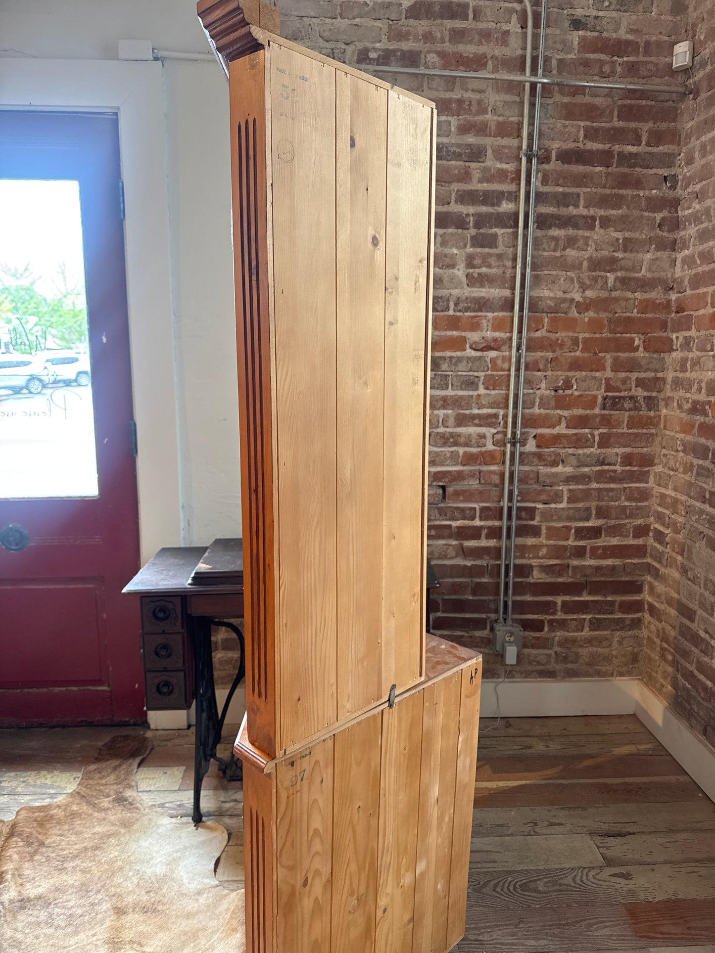 Corner cabinet